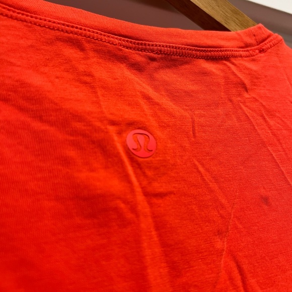 Lululemon cropped tshirt - Picture 3 of 3